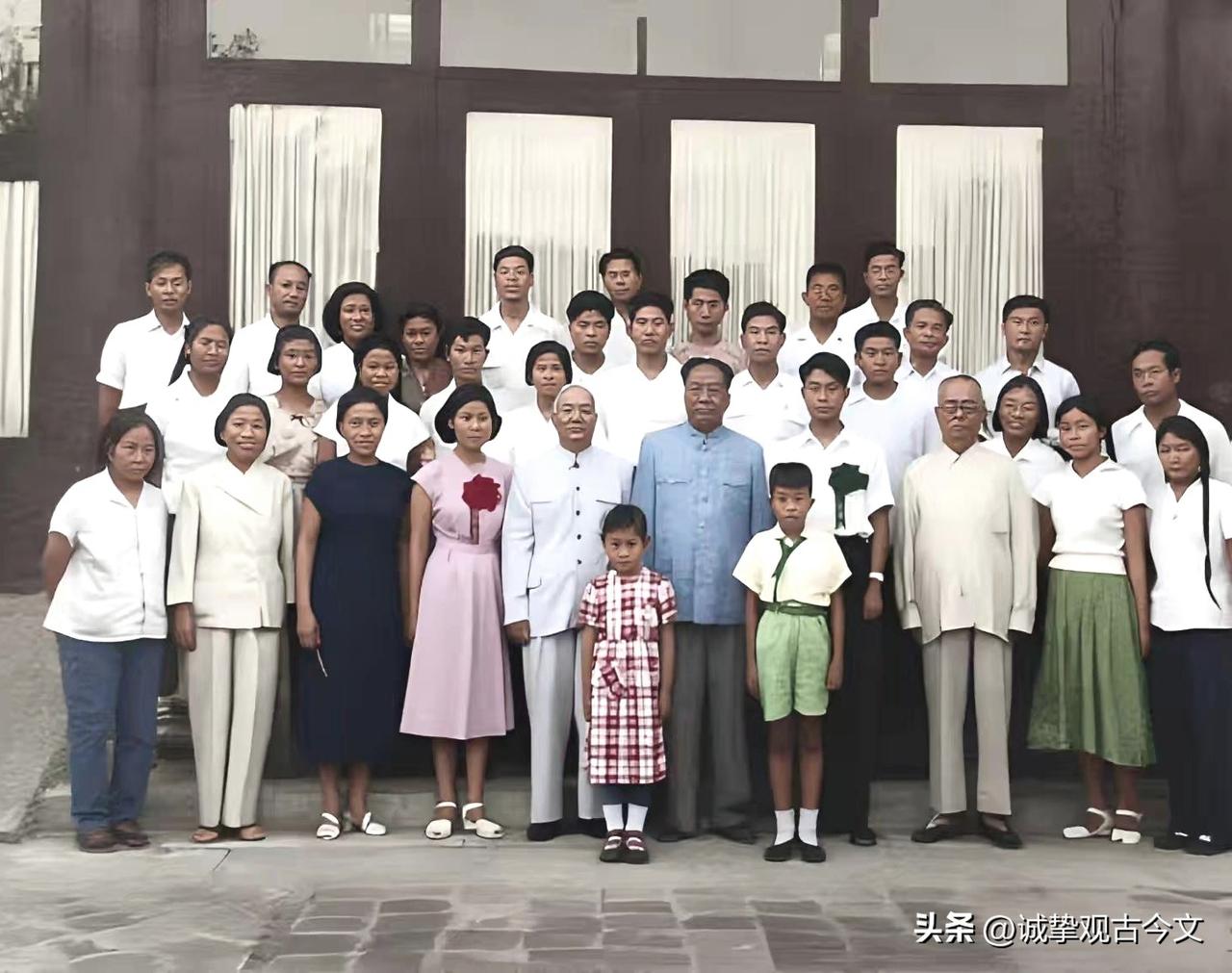 历史时光
毛主席女儿大婚，只请在京的亲朋好友，连周总理都没叫。
这张照片拍摄于1