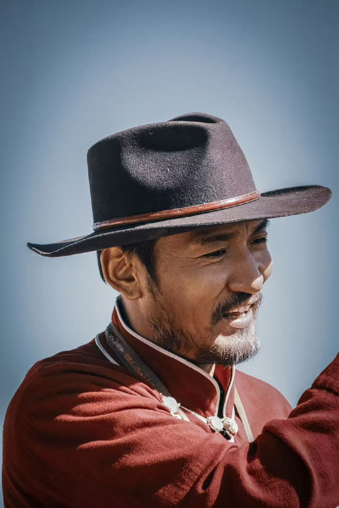 影帝金巴席地而坐做采访金巴不愧是影帝，气场和松弛感都是独一份！活动现场直接席地而