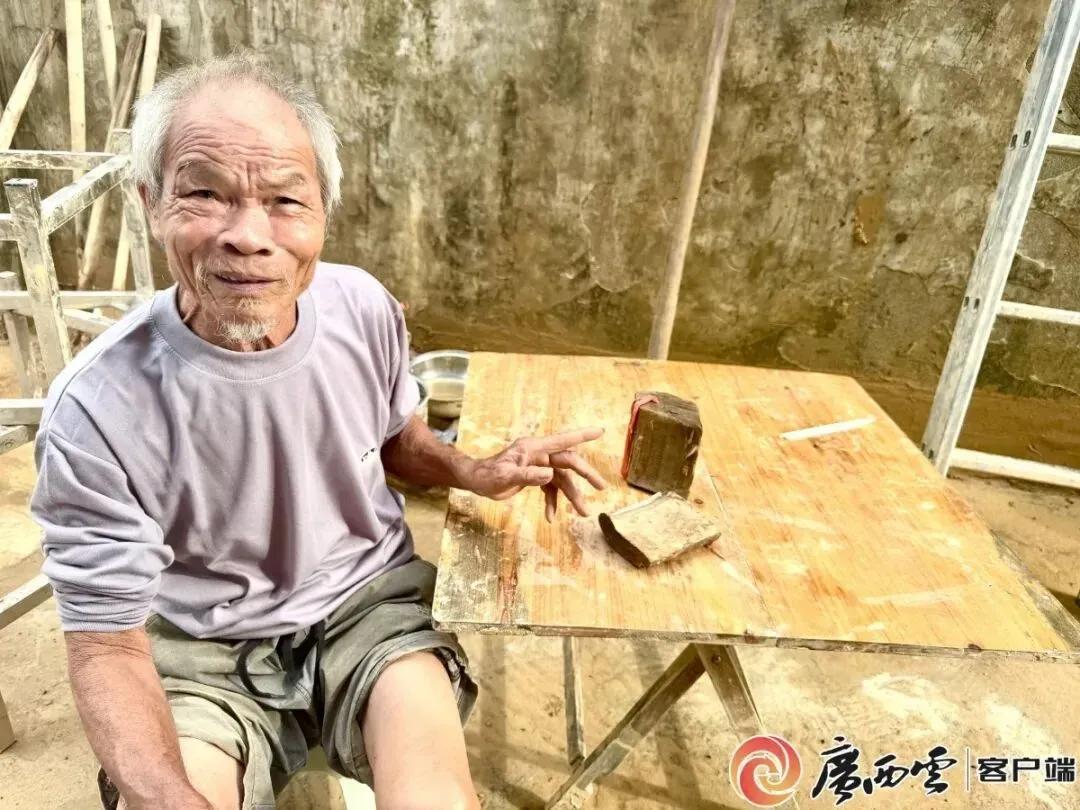 洪水冲垮老屋，广西83岁阿公却守着废墟不肯离开：消防员在淤泥里刨了一天，扒开泥浆