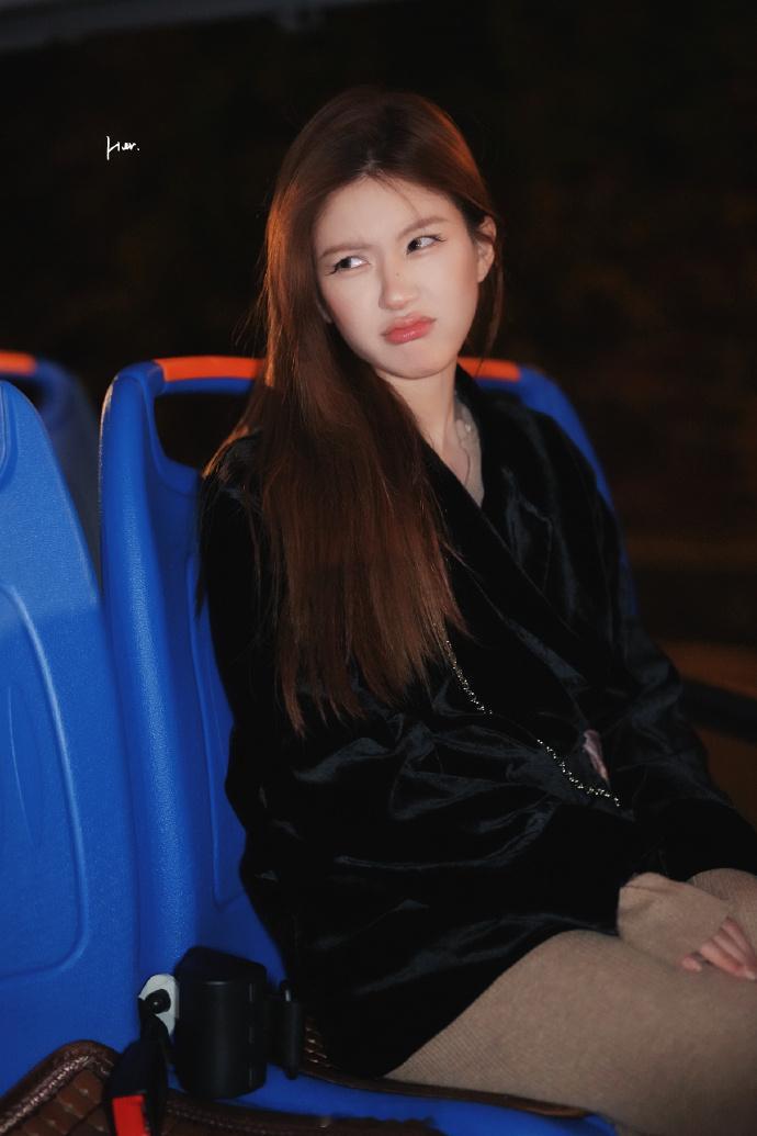 #赵露思嘟嘴抓拍##赵露思嘟嘴这下#赵露思嘟嘴的样子，可爱得让人毫无抵抗力。她宛