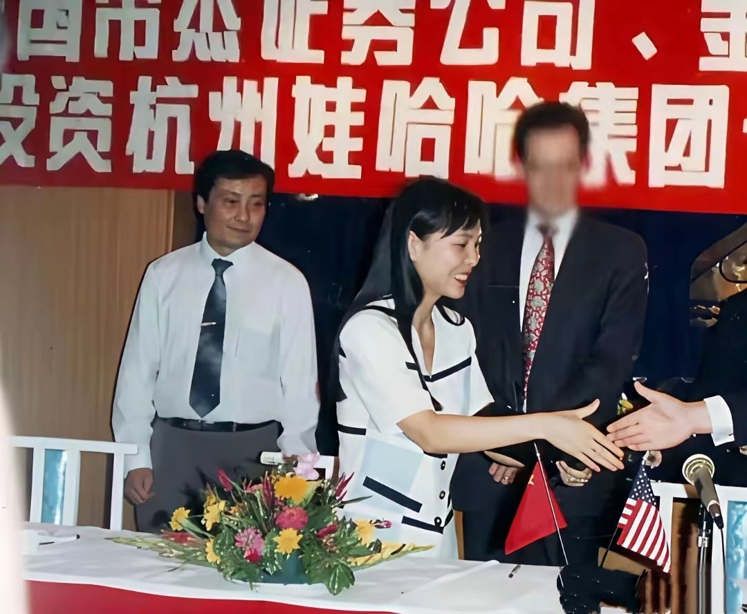90年代娃哈哈创始人宗庆后与女助理杜建英一起开拓市场，这两张照片是在香港签约现场