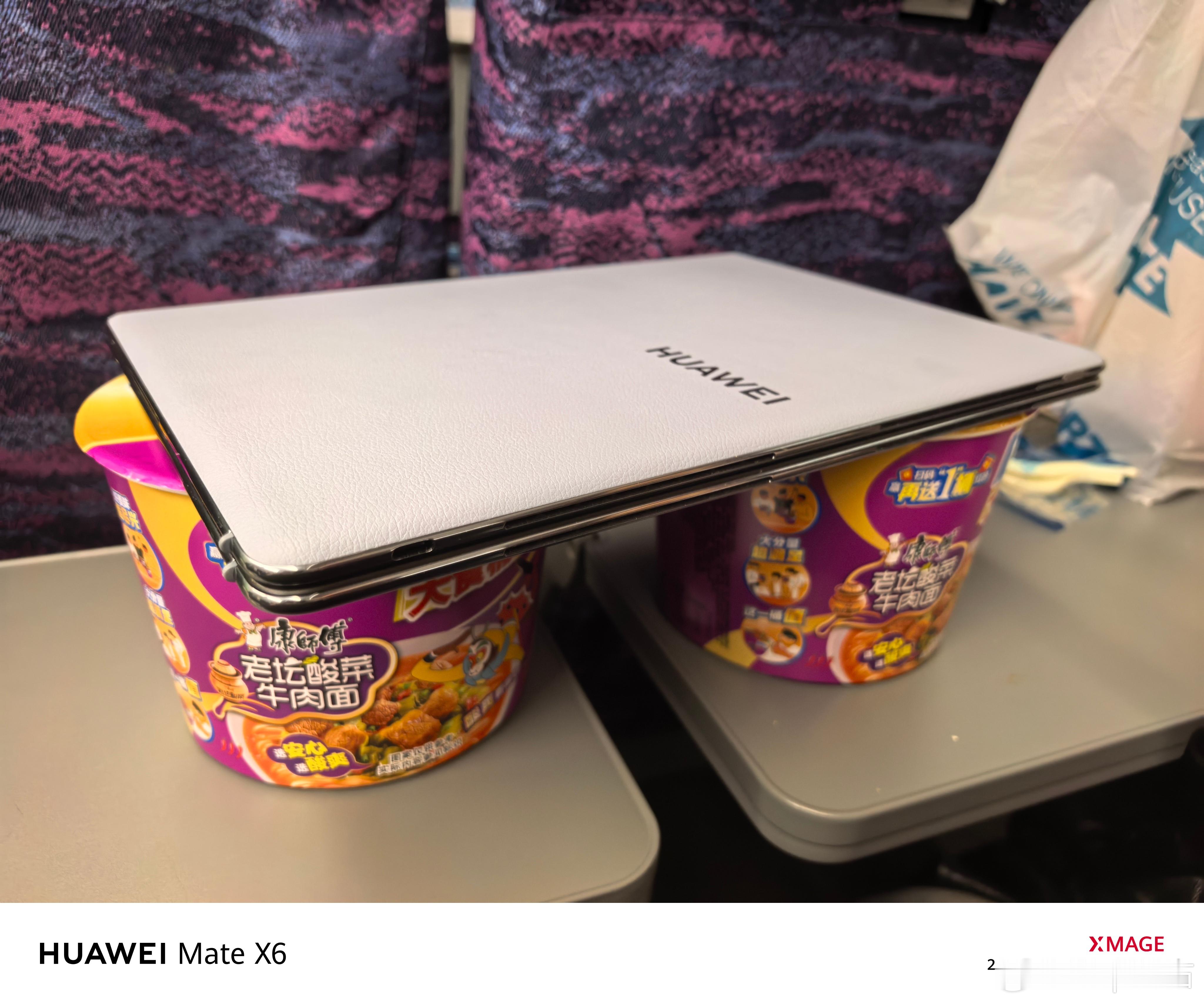高铁上华为MateBook fold折叠电脑新用法用来盖泡面，一次盖两个[dog