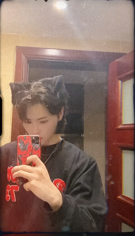 感觉小猫咪对自己很满意