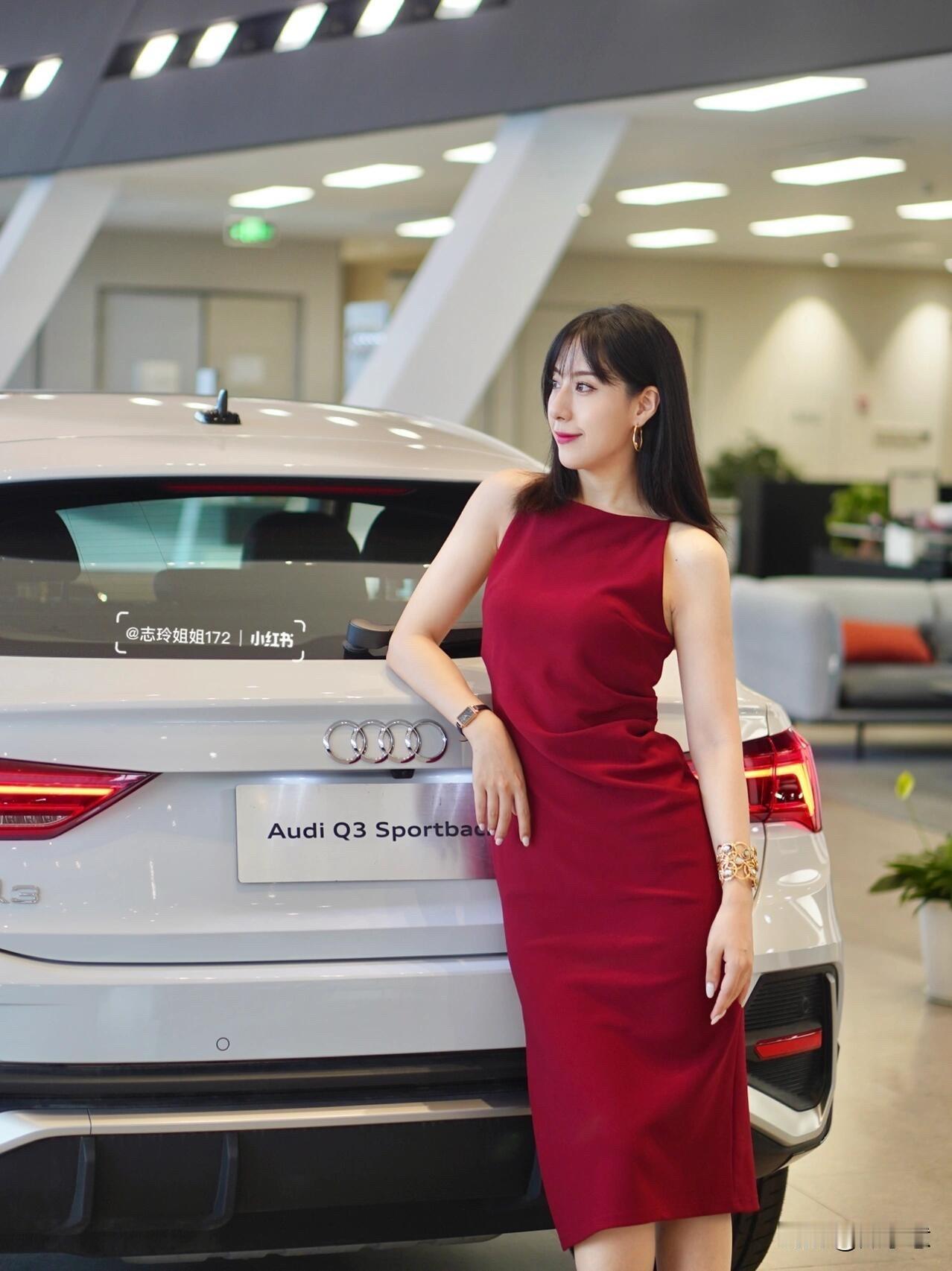 优雅车模探秘新款SUV，尽显时尚与魅力！