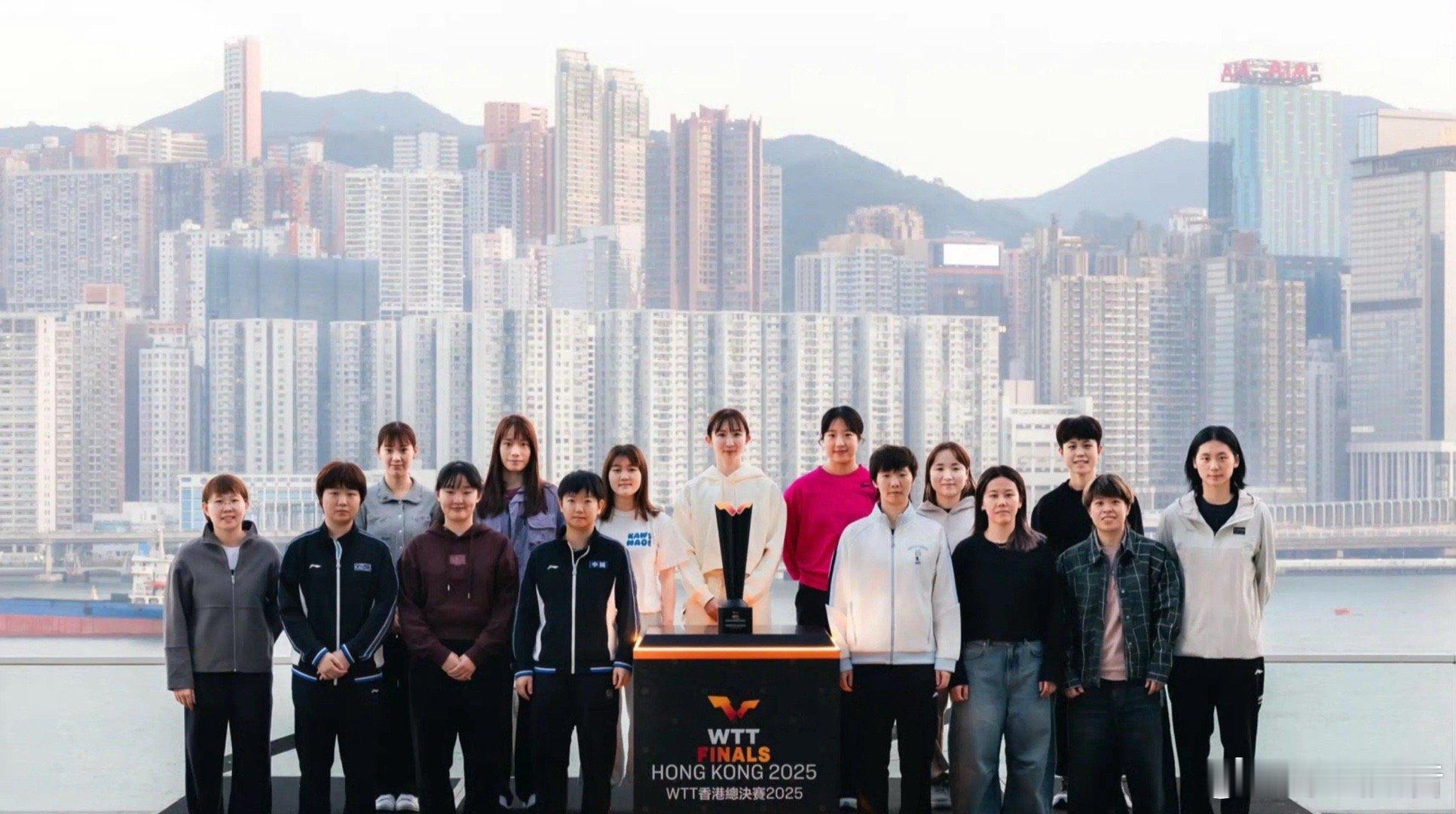 WTT香港总决赛选手城市照杀疯了！维多利亚港的风太会吹了！国乒选手们素颜随性出镜