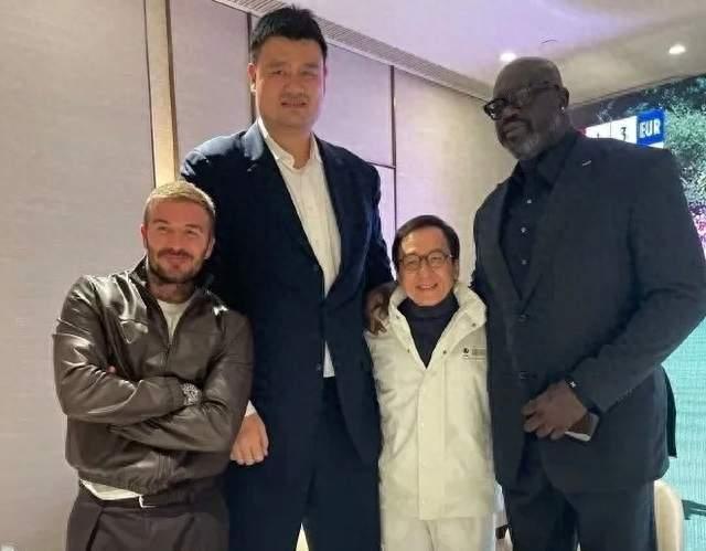 独行侠全队排队求拥抱！72岁成龙现身NBA中国赛