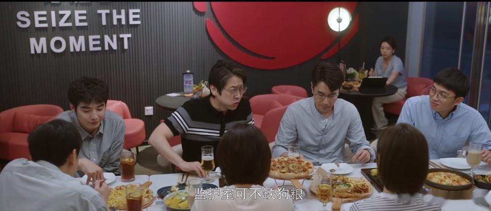 哈哈，傻眼了吧！同事之间怎么可能有秘密？！

护士长手术很成功，赵主任借机请同事