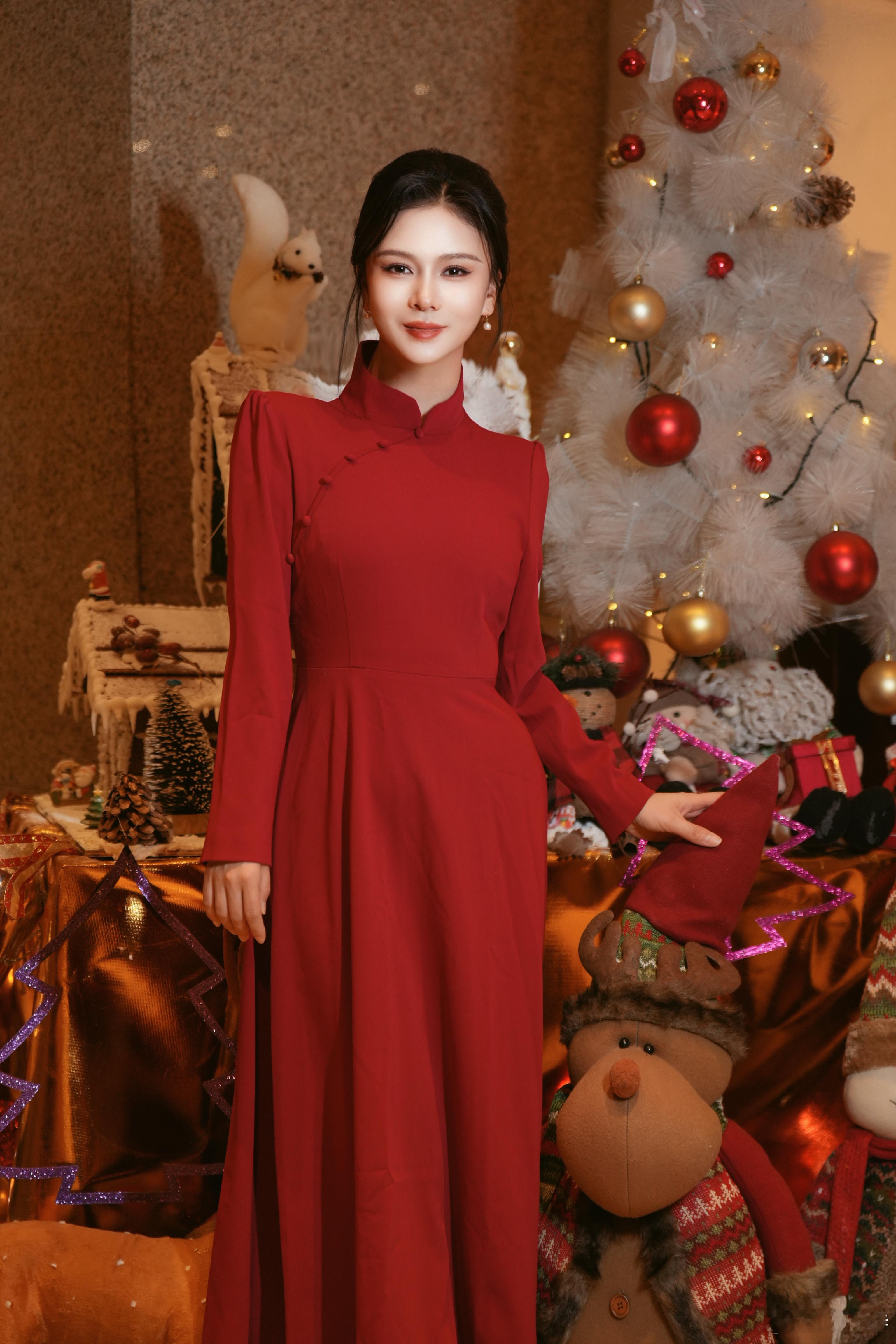 凤凰网财经主持人刘美希 在这个冬日，刘美希以一袭华丽的旗袍让寒冷的天气也变得温暖