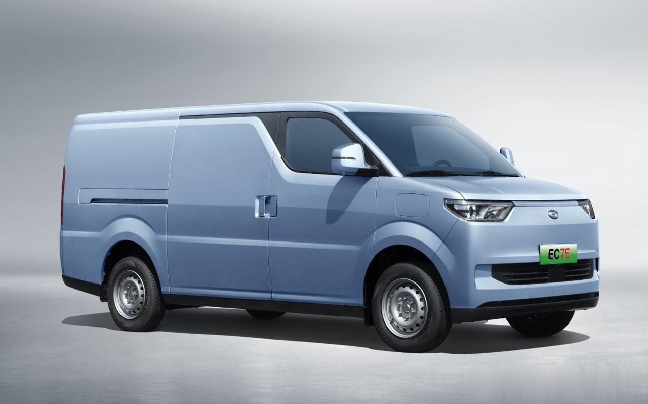 瑞驰EC75正式上市，内饰采用乘用化设计，黑灰配色搭配大面积的木纹饰板，具有不错