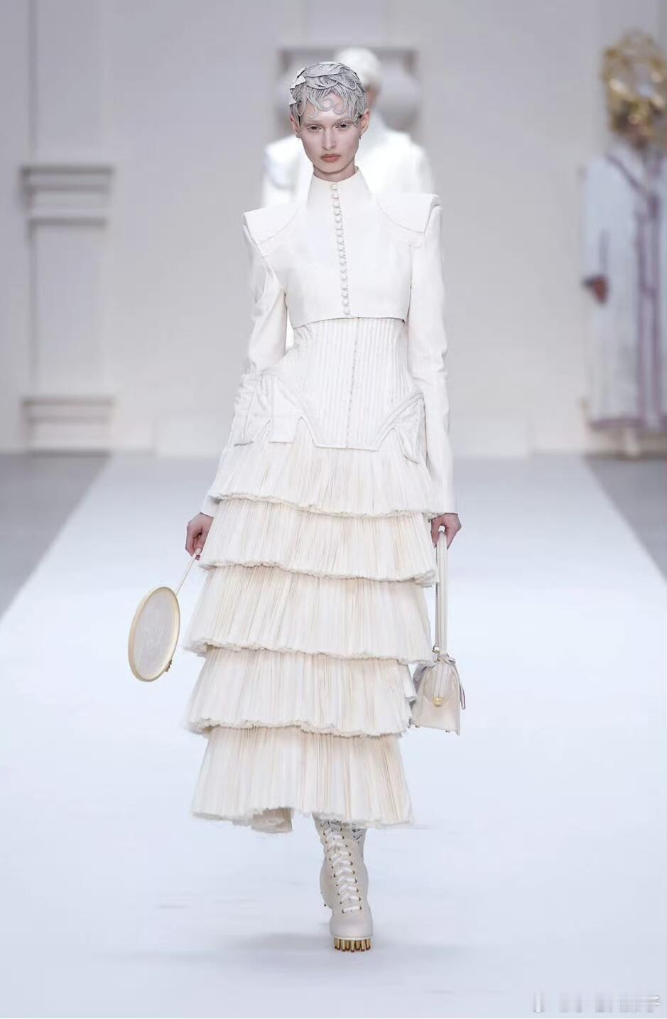 李宇春 x 微博之夜李女士登场！一身Thom Browne 2024秋冬高级定制