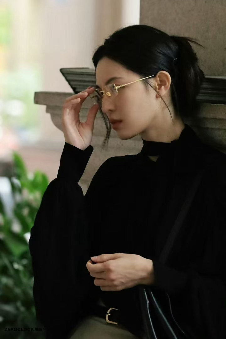 钟楚曦一个人就是一个团队钟楚曦一人成团，全能担当。台前耀眼，幕后统筹，独立坚韧，