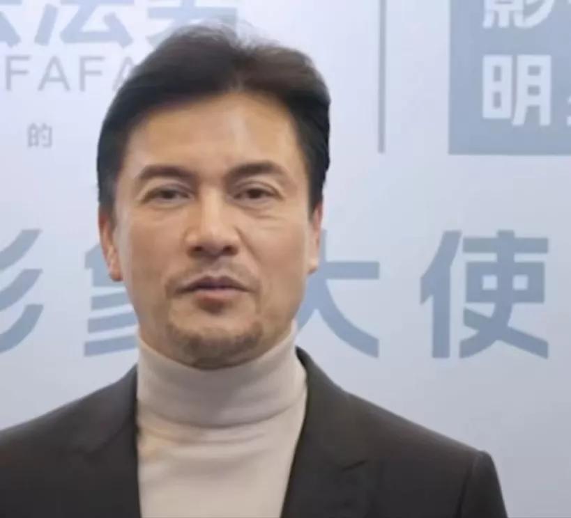 大家别再被吕良伟的“年轻态”迷惑了，这才是68岁吕良伟真实状态。