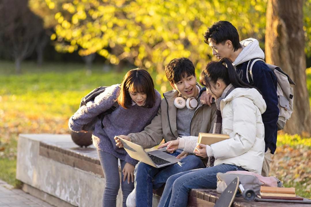 大学一个月给多少生活费合适？这个问题，家长群里能吵一整年。
开学季到了，记者最近