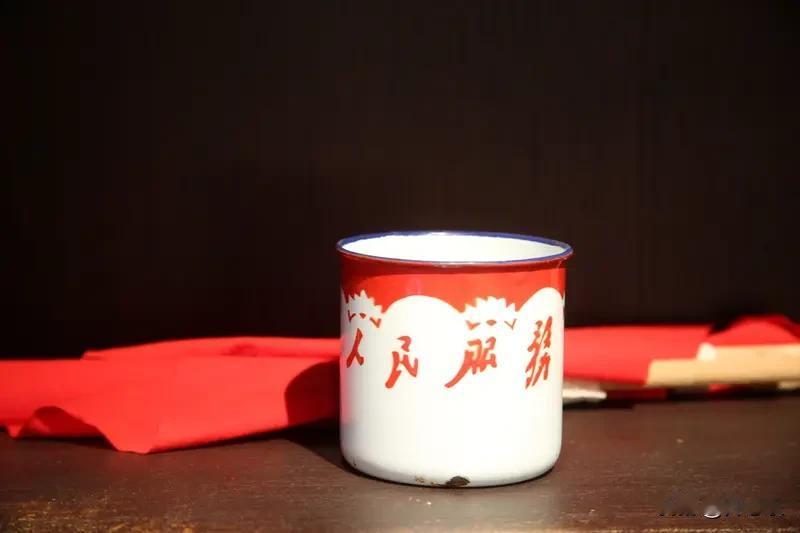 茶凉了还能续，人远了还惦记，就是最好的交情

爷爷有个搪瓷缸子，白底红字印着“劳