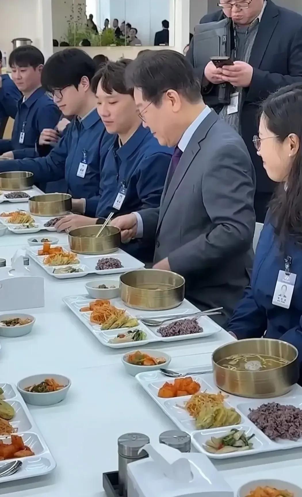 韩国单个西瓜近136元人民币上网查了一下韩国人平均月薪一万七八买个西瓜花个一两百