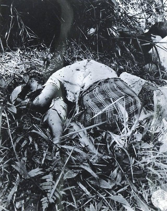 1945年4月9日，一名菲律宾母亲和她的婴儿被日军刺刀刺死。“当时她面朝下趴着，