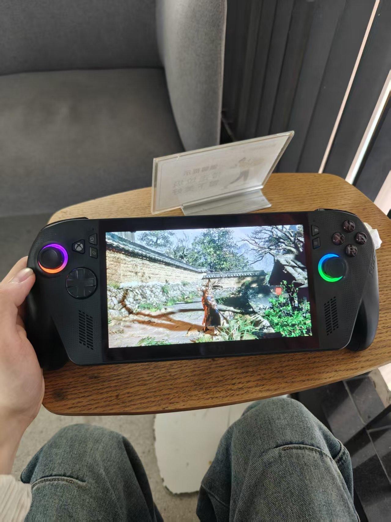 过年高铁回家打发时间还得是掌机啊！

过年回家要坐好几个小时的高铁，除了刷剧，还