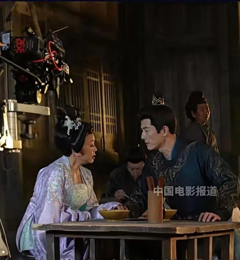 刘晓庆一句“吃盒饭拍夜戏就是苦日子”炸了锅。
明星日薪20万起跳，却把普通人谋生