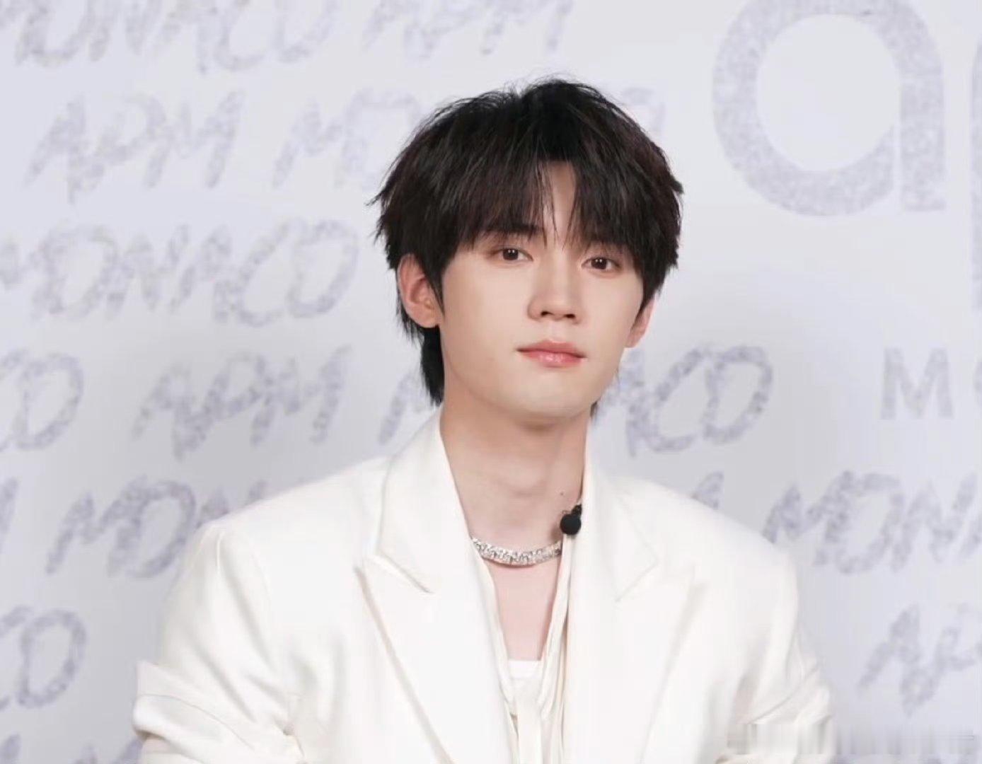 周翊然海外直播活动状态，肤白胜雪，白马王子即视感