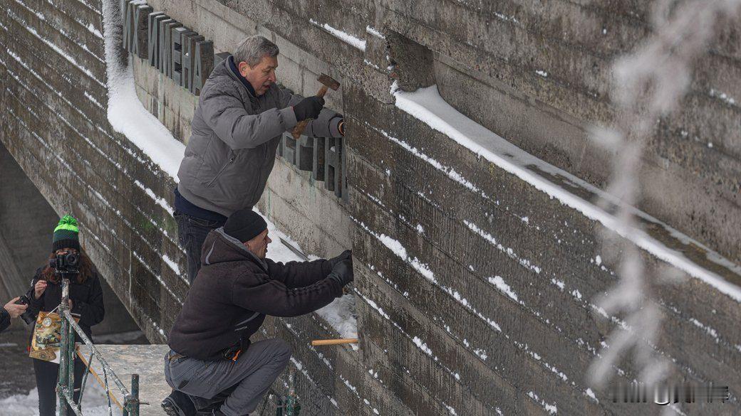 【基辅卫国战争博物馆拆除俄文纪念铭文 】

基辅战争博物馆俄文铭文由馆长亲自主持