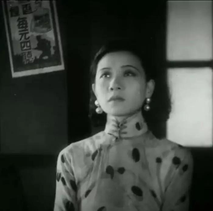 1935年3月14日，上海胶州路万国殡仪馆外，人山人海。30万人涌上街头，送葬队