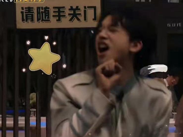 密室大逃脱大神版[超话]​何运晨密室行为艺术大乱炖 密室大逃脱大神版 找钥匙时边