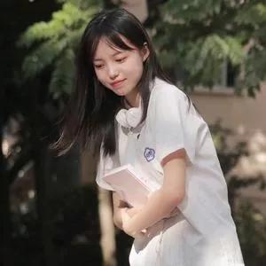 阳光洒在校园里，少女捧书，书香氤氲，青春无限美好。