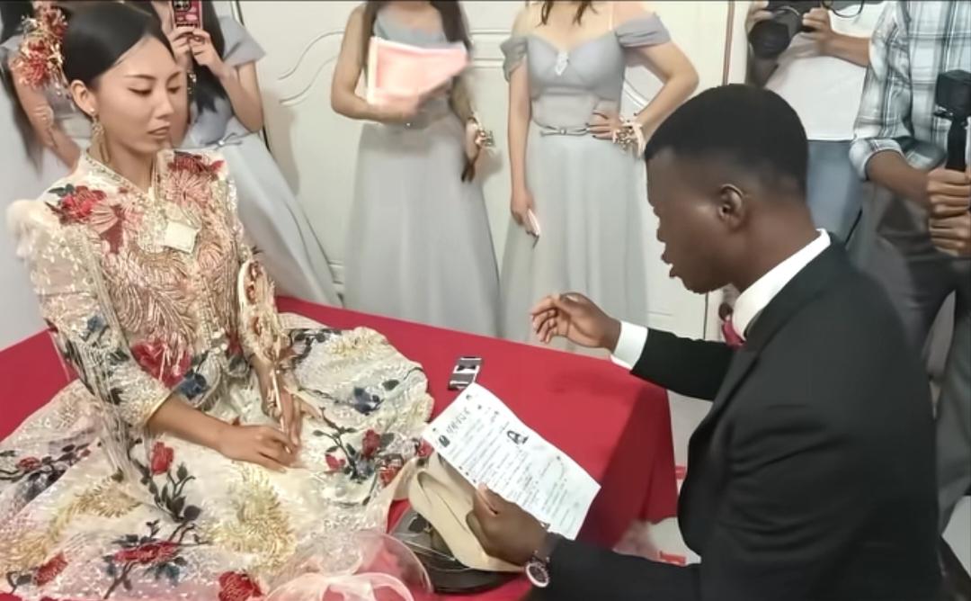 东莞女生嫁给黑人男生，看到婚礼现场画面，包容但不能理解。新郎、伴郎把婚礼当成游戏