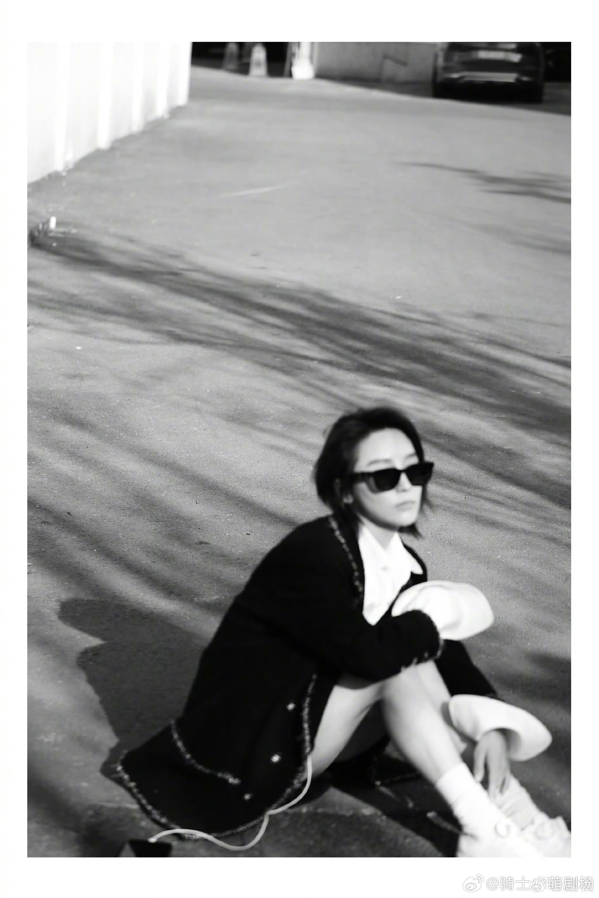 谢娜一直不停地拉着袁咏仪说话谢娜全程热情满满，一直跟袁咏仪贴贴聊天，互动特别自然