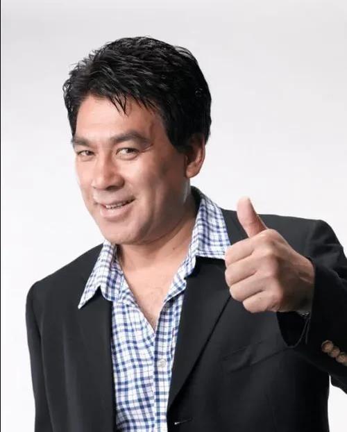 1988年，朱时茂已经是家喻户晓的大明星。他请了几个朋友到北京家里吃饭，大家都挺