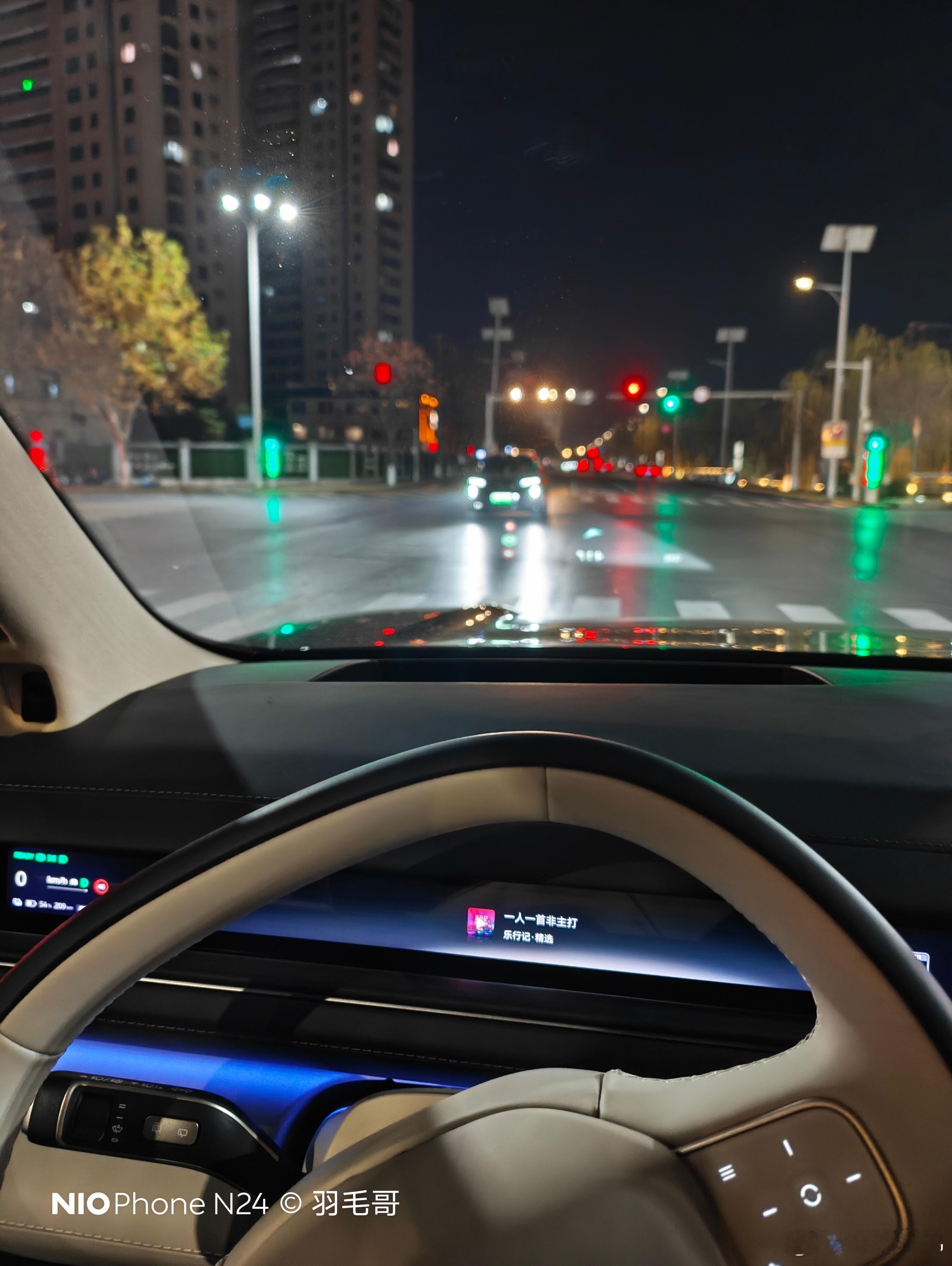 开着新8，看着另一台黑色新8迎面开来，现象级纯电大车的路面出现率迅速攀升。新8的