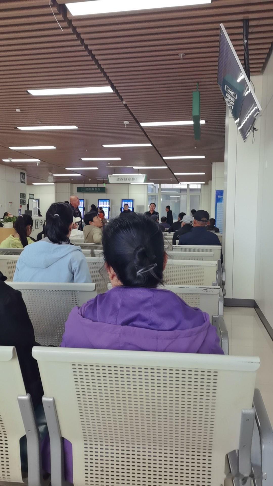 十月份我还得个带状疱疹，疼的好像我装的，不想在医院照顾婆婆，那个疼让我闹心到看谁