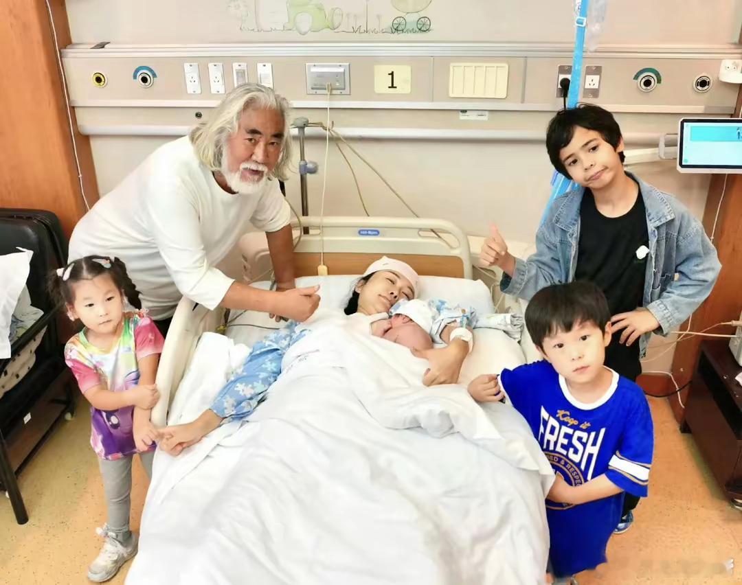 74岁张纪中在福建，体验全屋智能，杜星霖打扮老气，看起来好憔悴！ ​​​