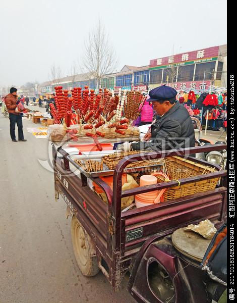 今天下班打小区门口过
瞅见有个老爷子在那儿支着小摊儿卖糖葫芦。
他一头银发乱糟糟