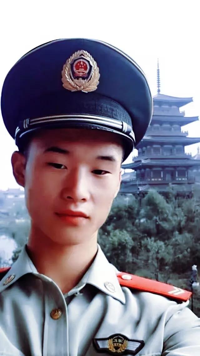 从武警战士到房产中介经纪人，这条路他走过了10年，你认识他吗？
