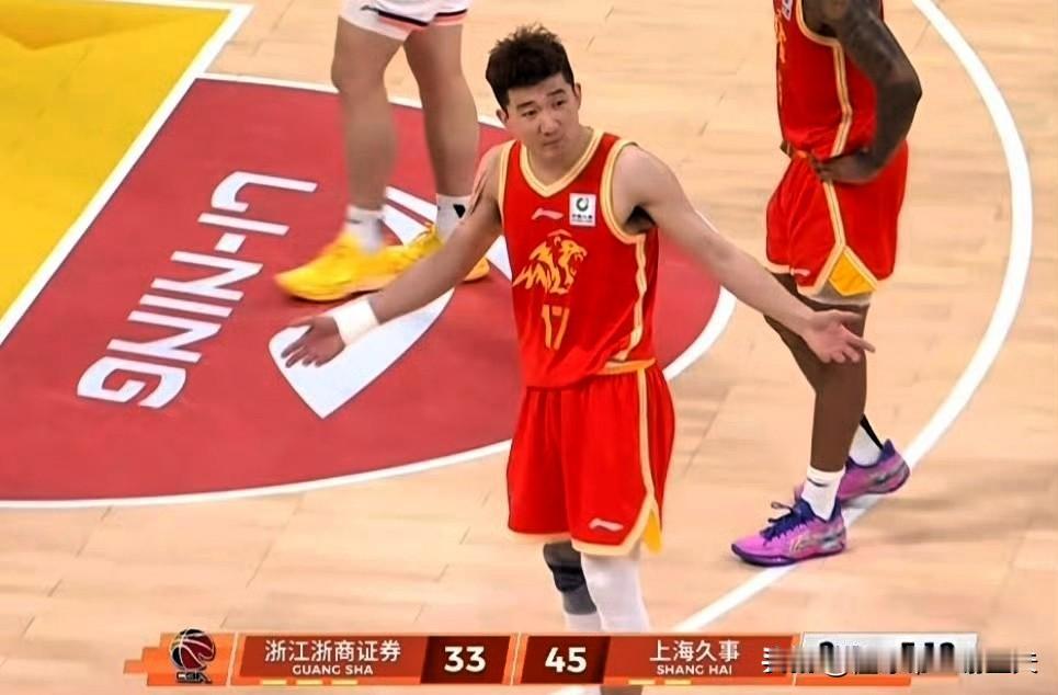 孙铭徽无奈摊手，广厦四外援打不过上海双外援，决赛G4，双方小外援形成对攻模式，张