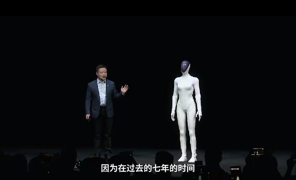 不得不说小鹏除了汽车造的好，造机器人也是不得了。从发布的现场视频看，机器人的走路