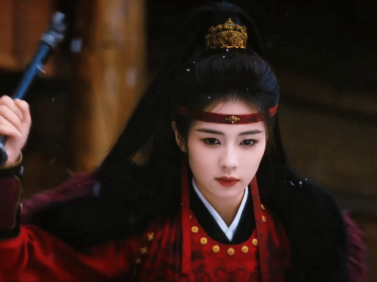 在新剧中的红衣抹额造型英气逼人，拔刀一幕更是帅到窒息。这抹额一戴，简直是点睛之笔