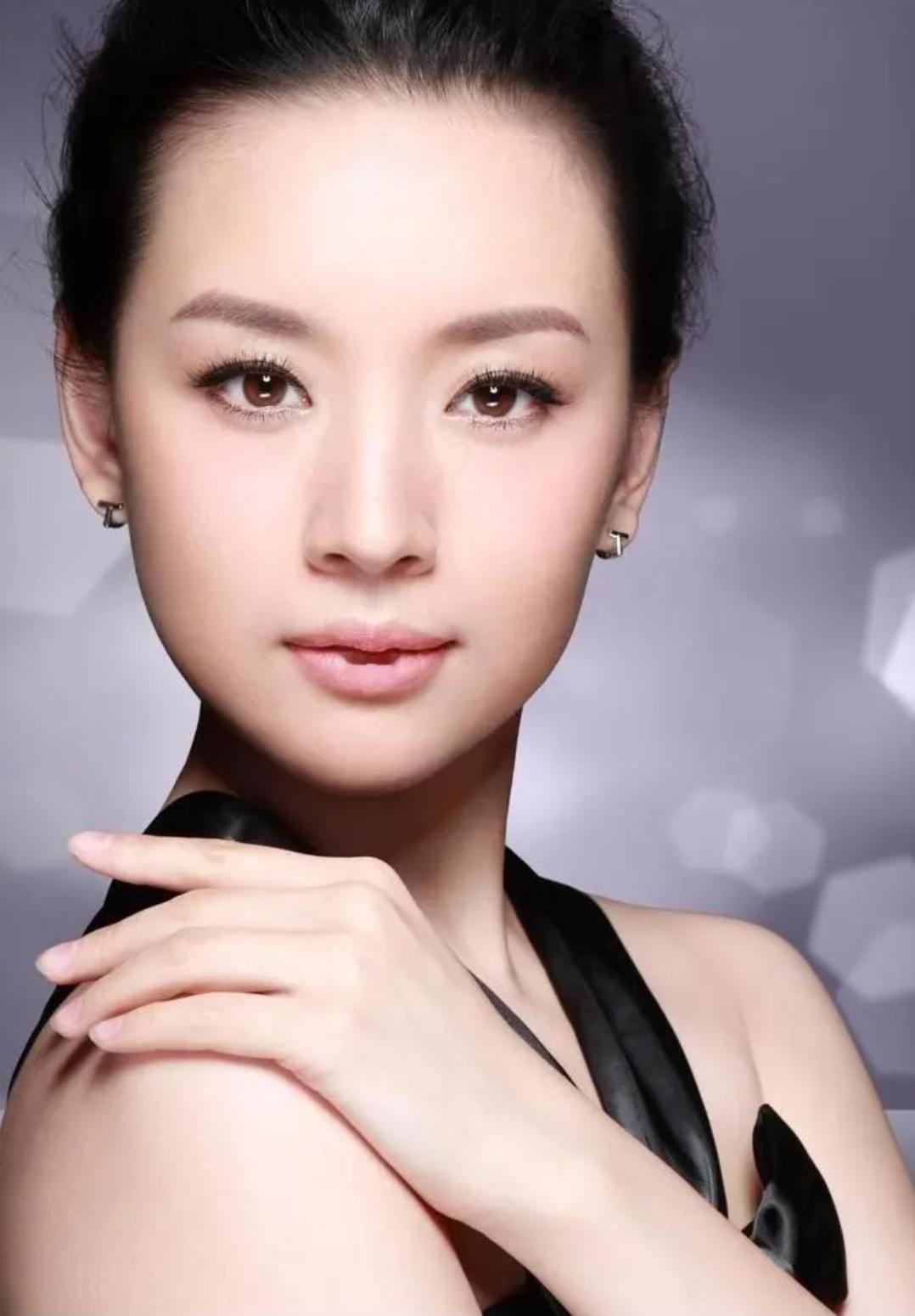 45岁董洁天安门骑行，穿1万7羽绒服在大街吃肉串，86斤体重挺能吃娱乐 明星