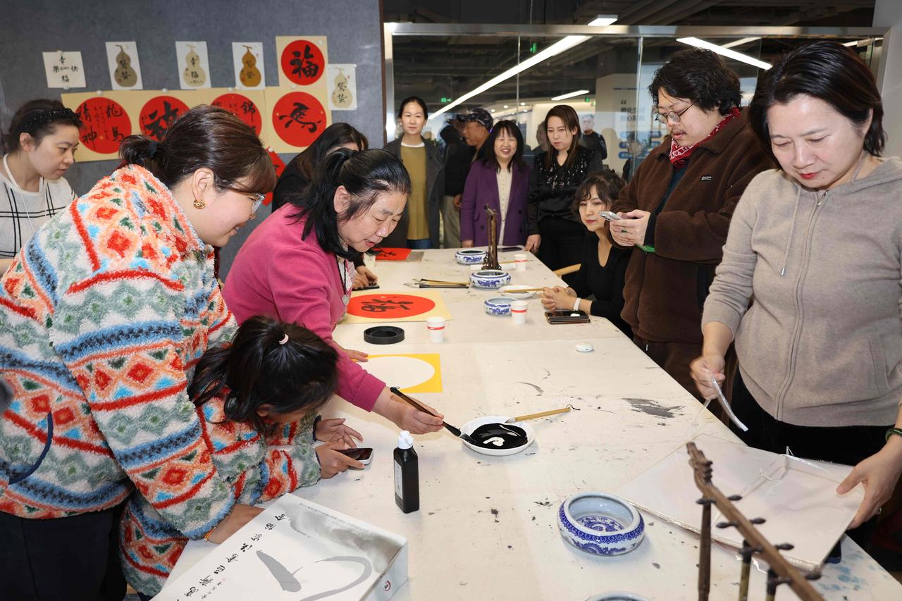 翰墨飘香庆“三八”
西安高新区妇女节主题活动传递文明新风

在第115个“三八”