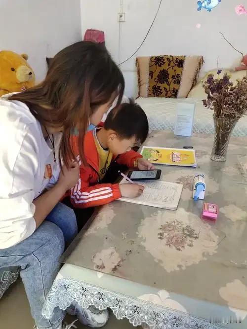 考前作业多，家长别袖手旁观。
    考前作业多熬夜怕生病，写不完怕老师罚抄。