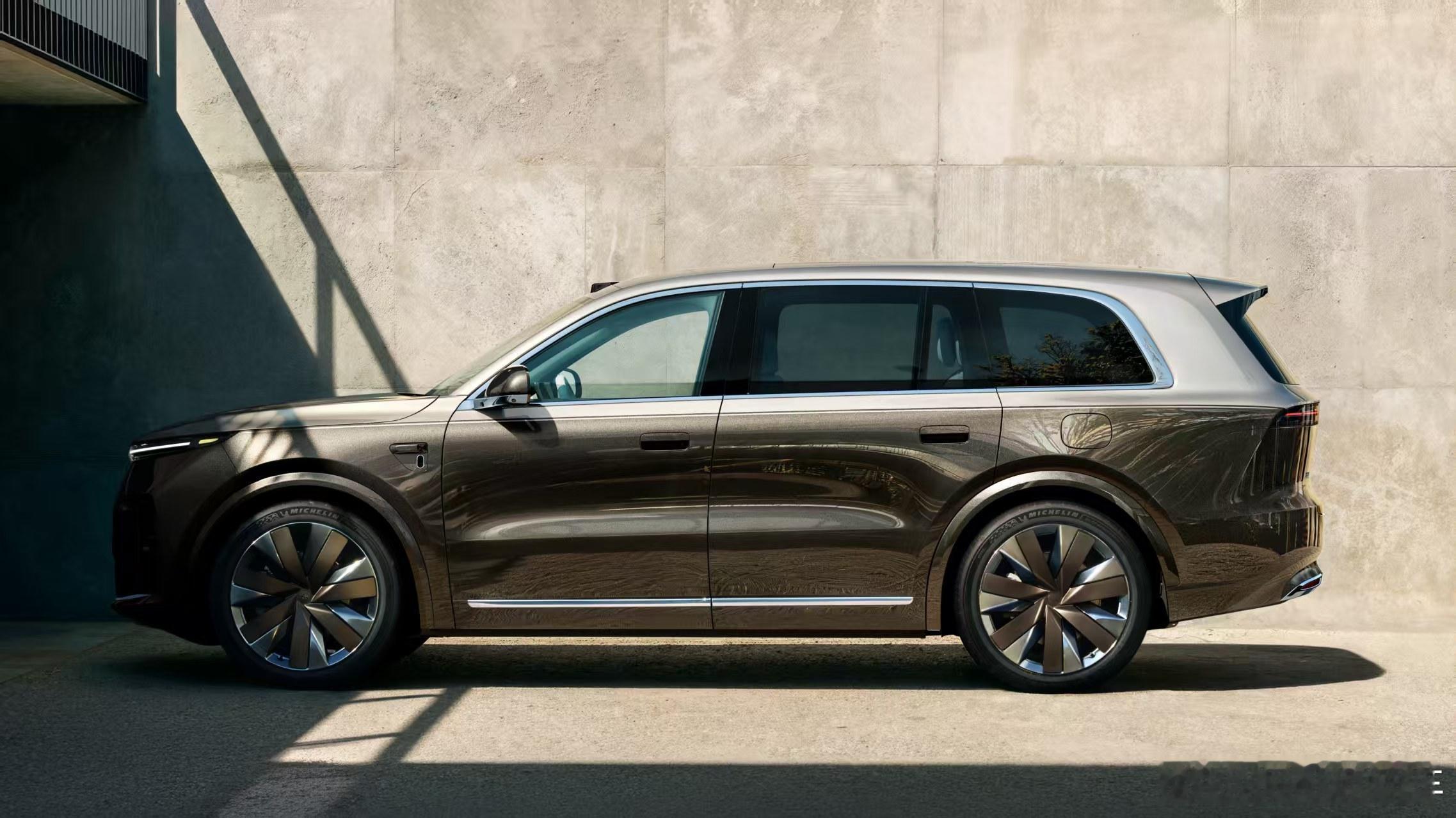 理想是懂配色的，全新一代理想L9将提供定制版双色车身，采用三重喷漆与无阶差手工打