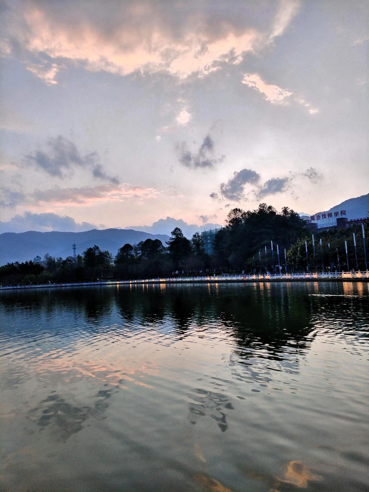 山色入湖光，云影落波心，玉龙湖畔健身很舒服。