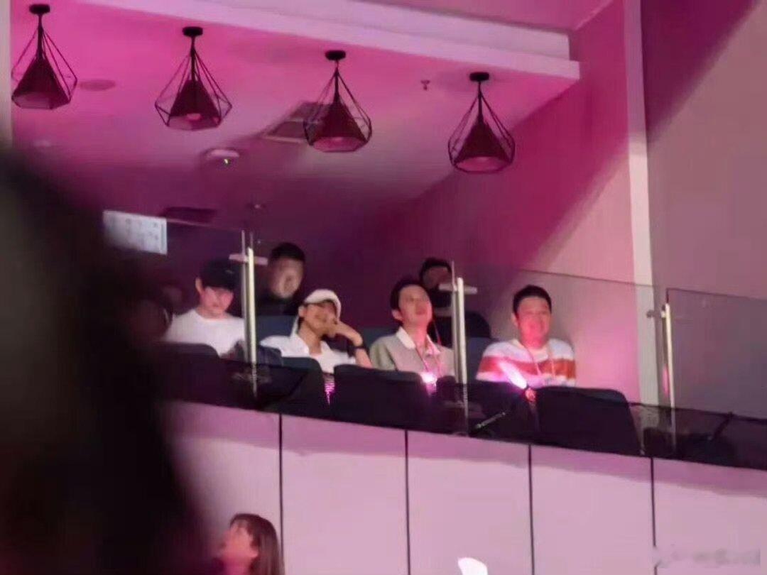 张杰笑的好宠溺张杰看谢娜演唱会笑的好宠溺谢娜演唱会上的张杰笑的好宠溺，这种藏不住