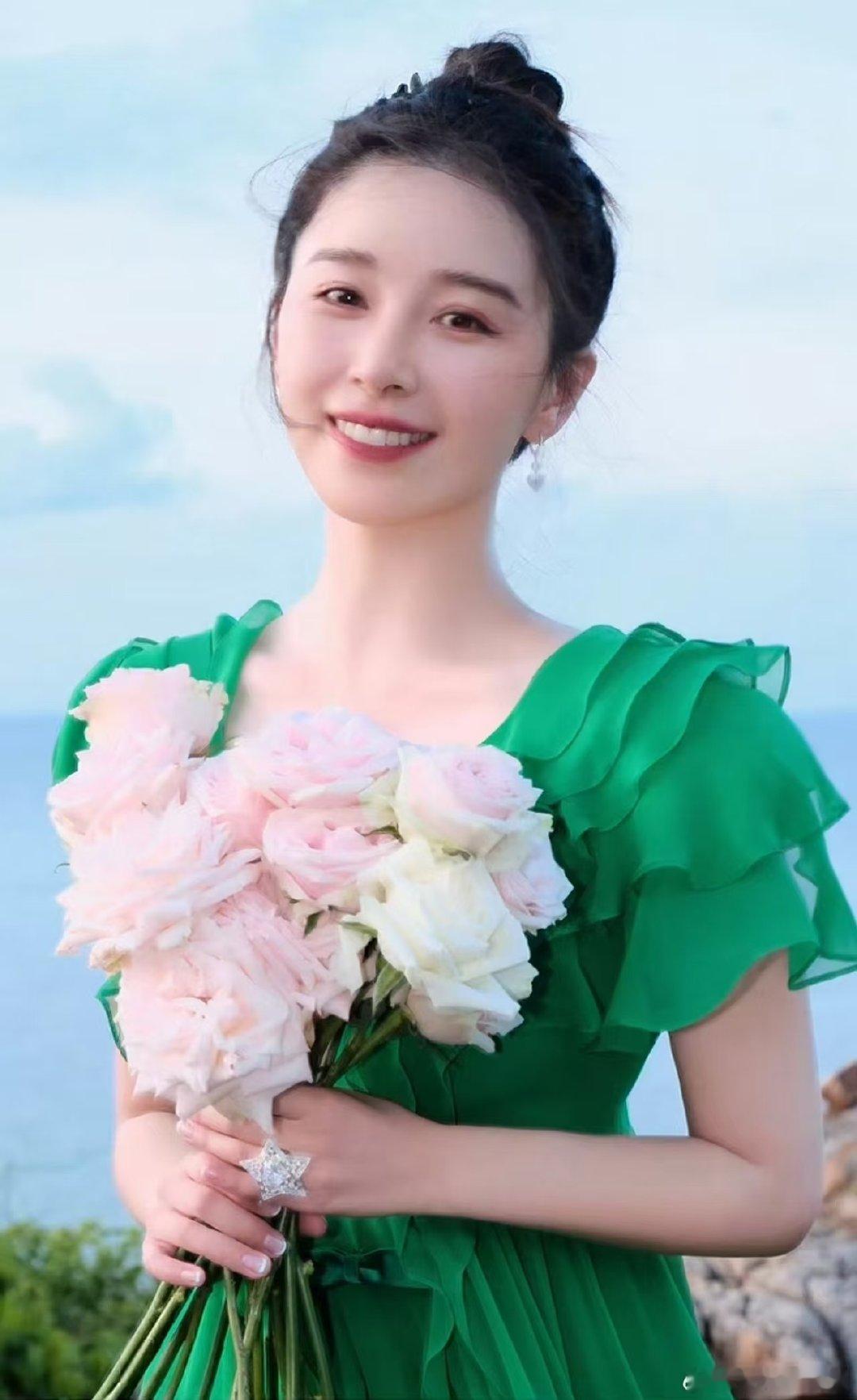 阚清子开机照戴了求婚钻戒阚清子开机照戴着婚戒 新片开机氛围感拉满，阚清子手上钻戒
