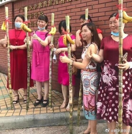 这届家长陪考状态太可爱了！其实穿啥不重要，这份花式应援就是最强定心丸，祝宝们超常
