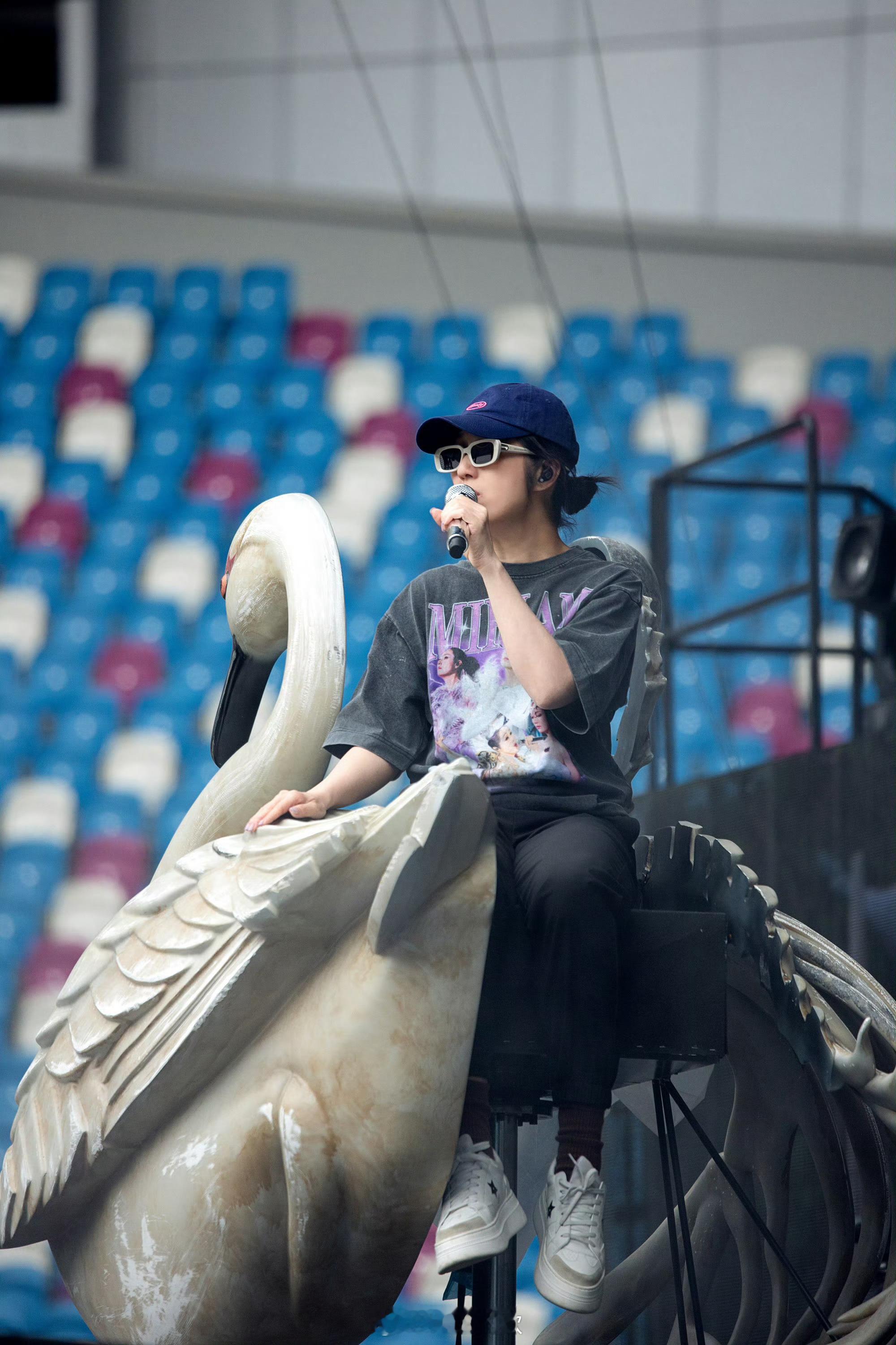 杨千嬅口播小品女王来的杨千嬅演唱会隐藏Rap担听杨千嬅演唱会像看了场小品：有笑有