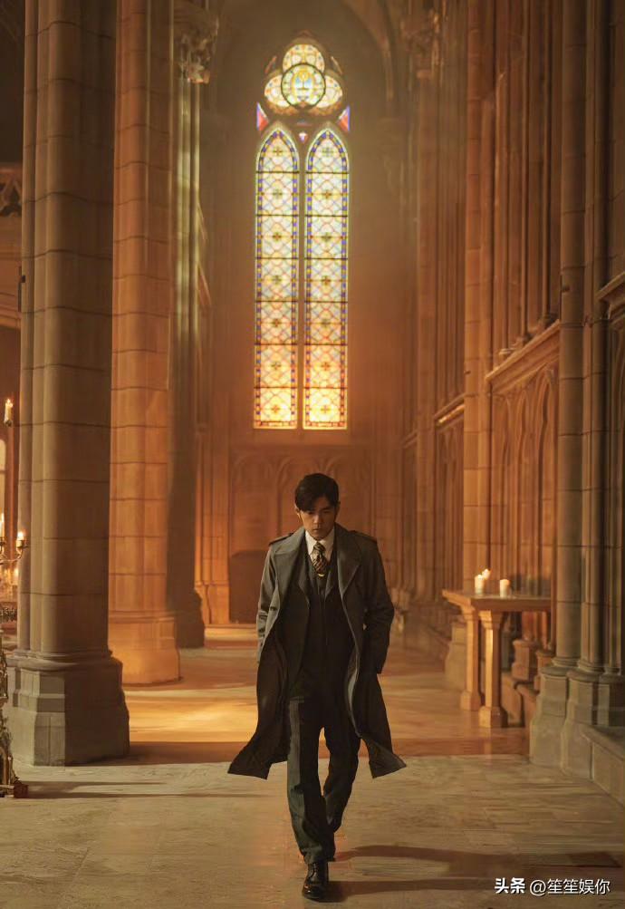 周杰伦的“欧洲王子梦”是越有钱越没魂。从《叶惠美》里把欧洲哥特风玩出东方狠劲的天