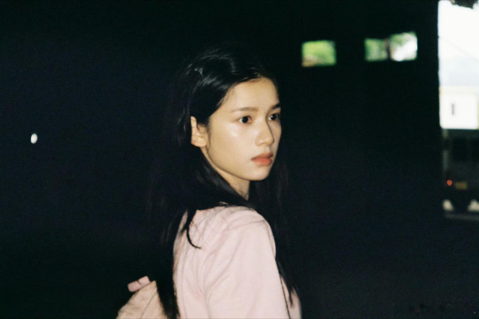 陈都灵给宋威龙张婧仪拍照野狗骨头 两个美女就这么让人哈特软软~陈都灵给张婧仪准备