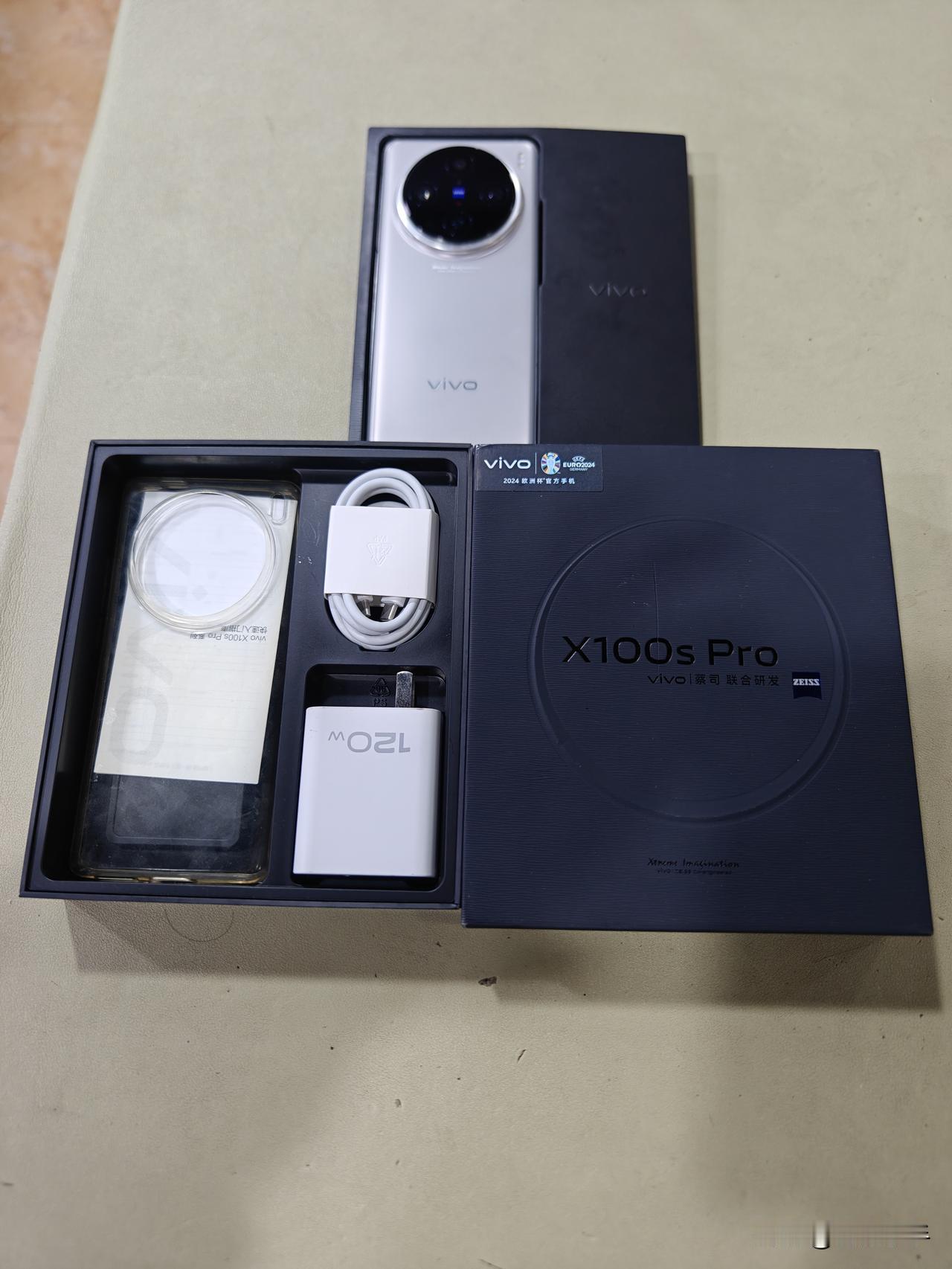 昨天收了头条网友给的一台vivo X100S Pro。手机是网友同事的，因为他经
